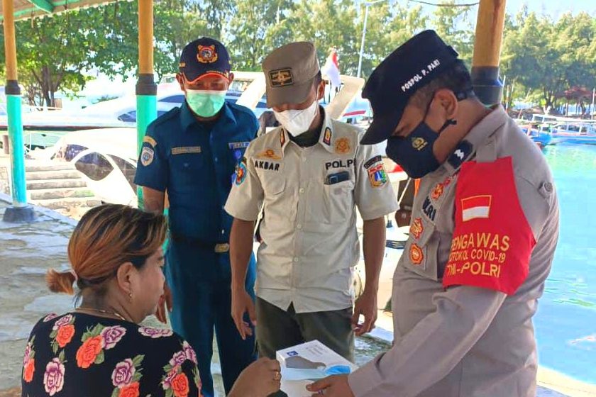  Terus Sampaikan Imbauan ProKes, Polres Kep Seribu Bagikan 350 Masker ke Warga