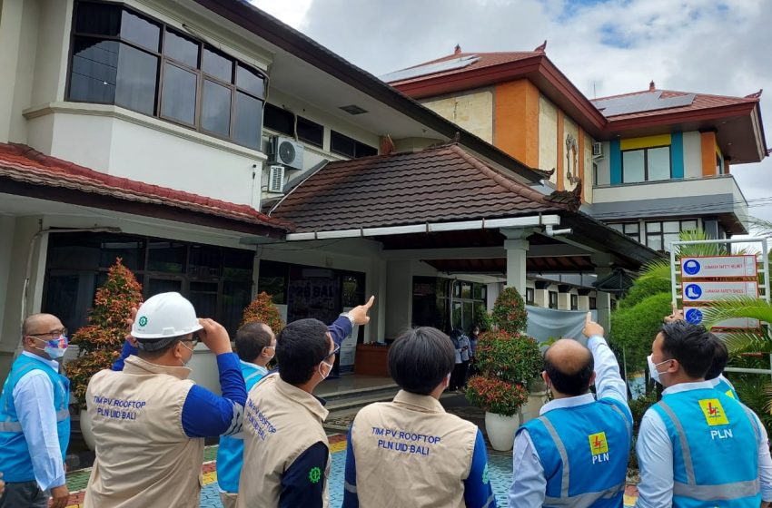 Pemasangan PLTS Atap Bentuk Komitmen PLN UP2B Bali Dukung Program Green Energy