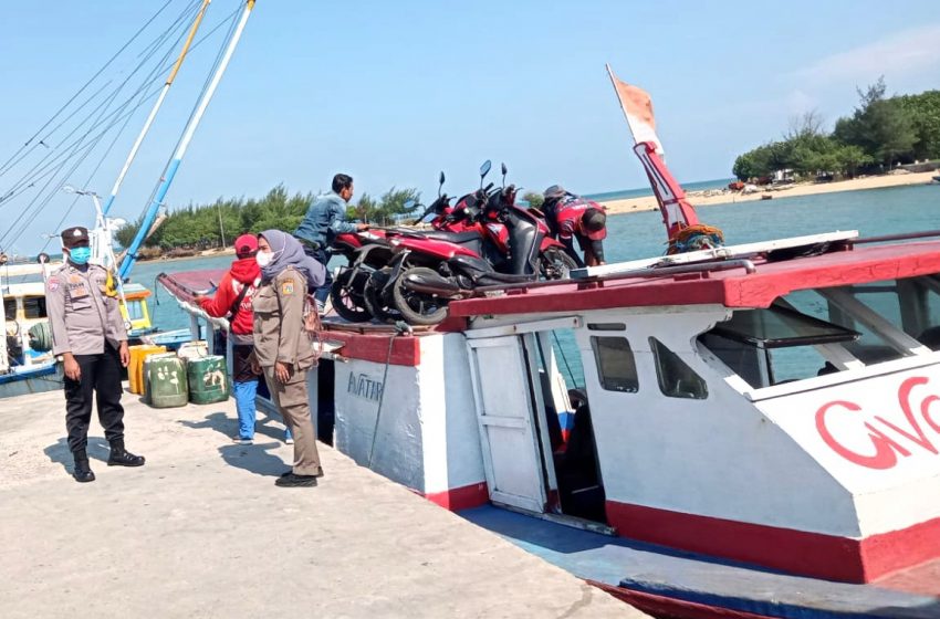  Sambangi Nahkoda Kapal, Personel Polsek Kep Seribu Selatan Sampaikan Imbauan Keselamatan Saat Berlayar