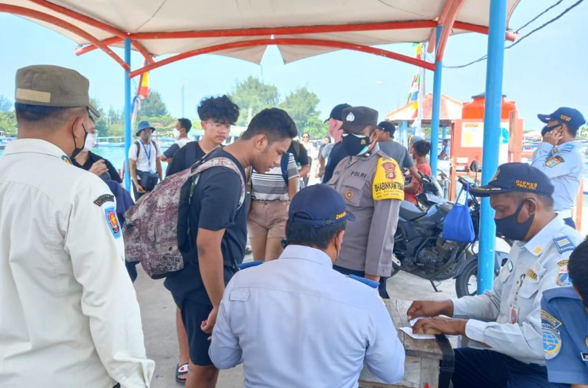 Antisipasi Arus Balik Wisatawan, Polsek Kep Seribu Utara Tempatkan Personel di 4 Dermaga Keberangkatan Pulau Pemukiman