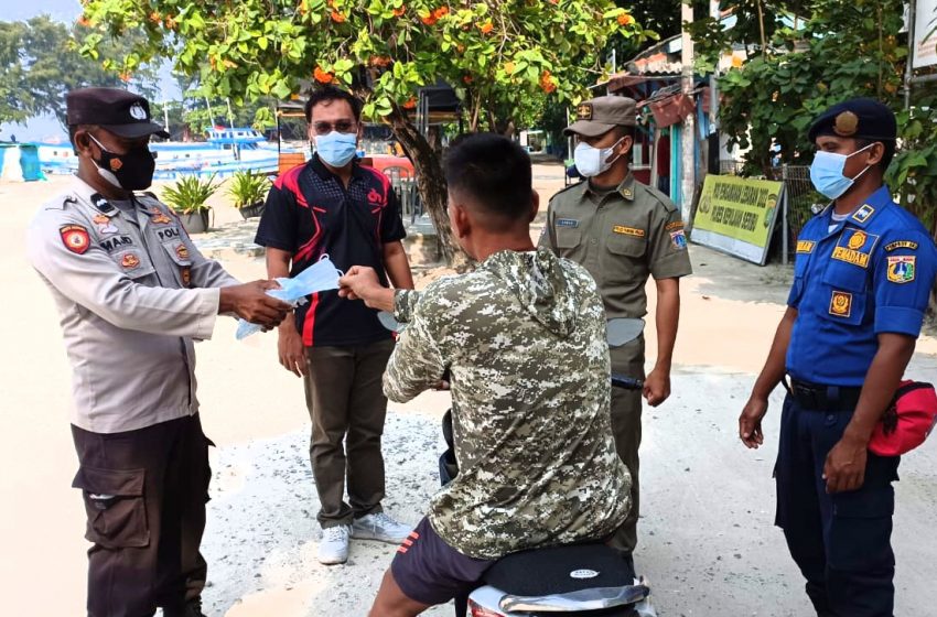  Sampaikan Imbauan ProKes, Polres Kep Seribu Bagikan 400 Masker ke Warga