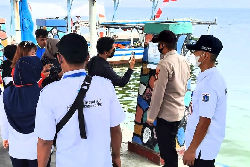  Polsek Kep Seribu Selatan Ketatkan Pengawasan ProKes di 4 Dermaga Pulau Pemukiman