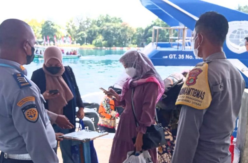 Polsek Kep Seribu Utara Giatkan Pengawasan ProKes di 4 Dermaga Kedatangan Pulau Pemukiman
