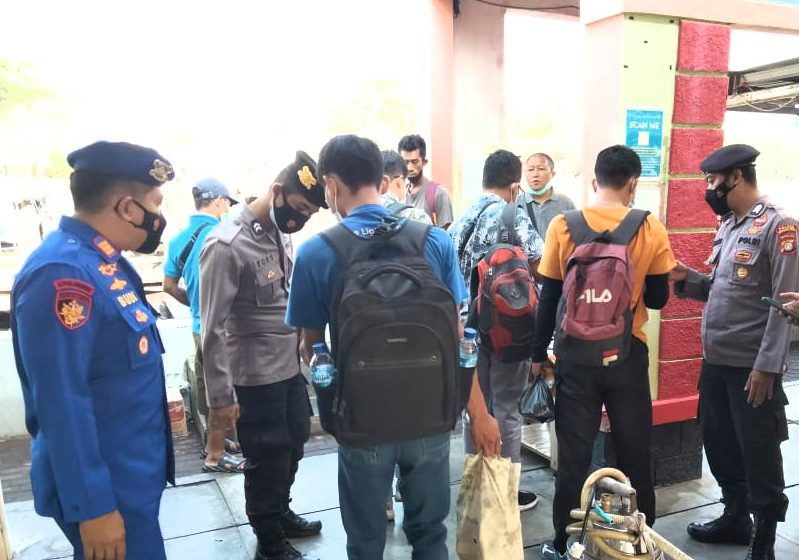  Polres Kep Seribu Ketatkan ProKes di Dermaga Marina Ancol, Wajib 164 Penumpang Jalani Scan PeduliLindungi
