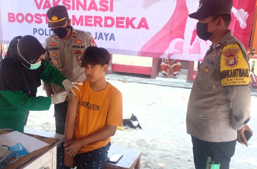  Gerai Vaksin Booster Merdeka Polsek Kep Seribu Selatan Beri Pelayanan Suntik Vaksin Dosis 3 ke Warga Pulau Tidung