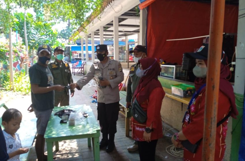  Cegah COVID-19, Polres Kep Seribu Bagikan 350 Masker dan Sampaikan Imbauan ProKes ke Warga