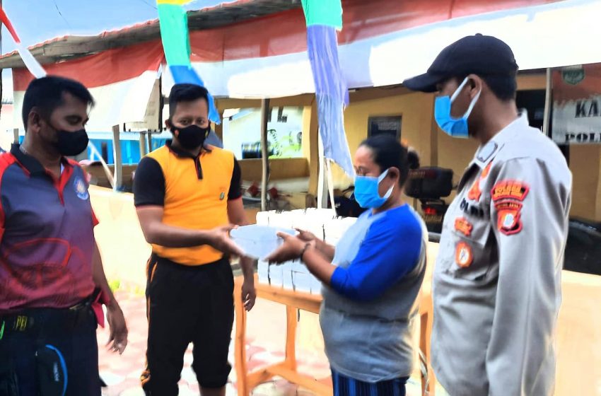  Jumat Barokah, Polres Kep Seribu Melalui Polsek Kep Seribu Selatan Rutin Bagikan Nasi Kotak ke Kaum Dhuafa