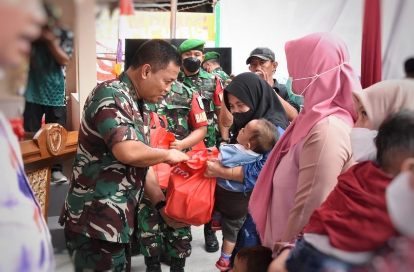  Pangdam Jaya Berikan Bantuan Kepada Warga Saat Kunjungi Kampung Pancasila Bantargebang