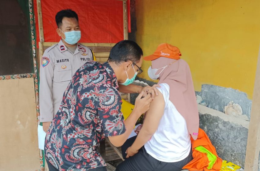  Warga Untung Jawa terima Vaksinasi Booster Di Rumah
