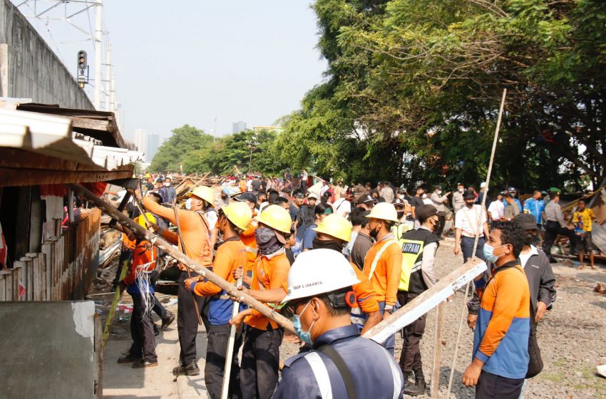  Daop 1 Jakarta Bersama Pemkot Jaktim, TNI POLRI Tertibkan Bangunan Liar di Area Gunung Antang