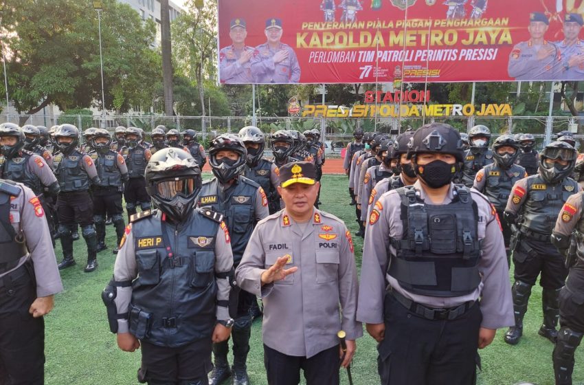  Kapolda Metro Jaya Serahkan Piala dan Piagam Lombaan Tim Patroli Perintis Presisi se jajaran PMJ