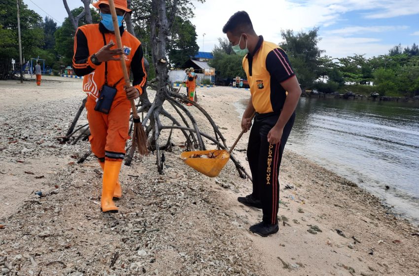  Bhabinkamtibmas Pulau Lancang Motori Kegiatan Jumat Bersih di Pantai Karma