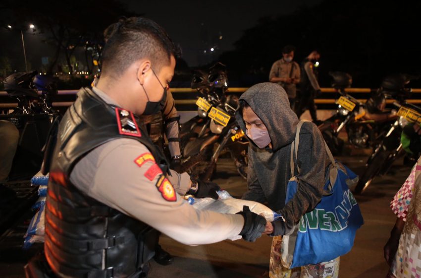  Polri Peduli, Patroli presisi Polda Metro Jaya  Baksos Bagikan Sembako Malam Hari