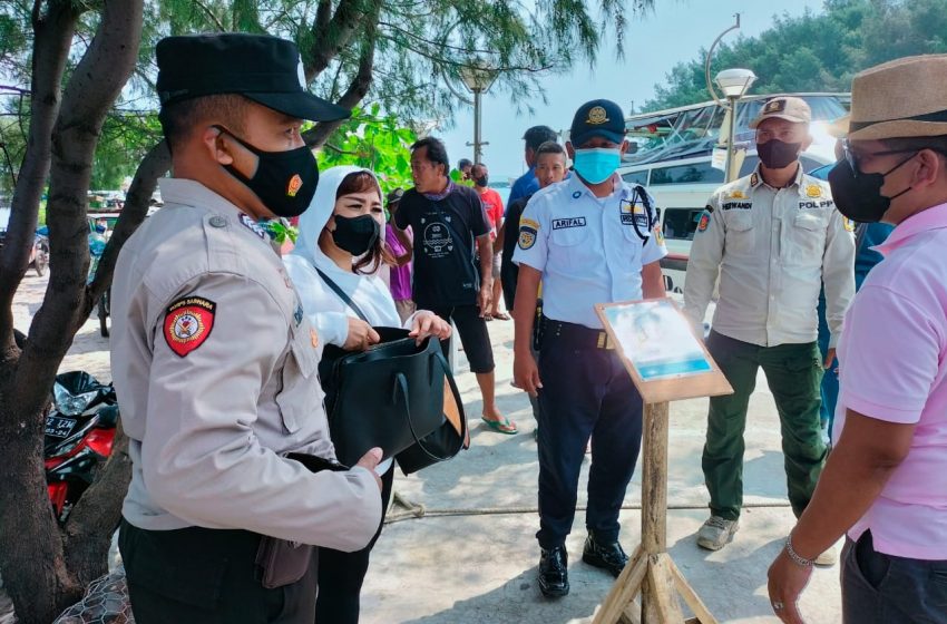  Polres Kep. Seribu Imbau Terapkan Prokes kepada 2.305 Penumpang Tiba di Dermaga Kedatangan Pulau Seribu