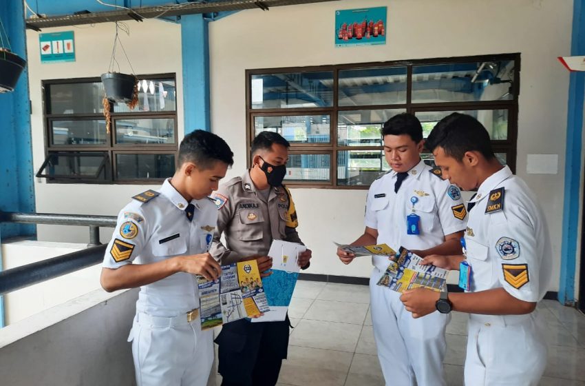  Bhabinkamtibmas Polres Kep. Seribu Sosialisasikan Rekrutmen Polri di SMKN 61 Jakarta