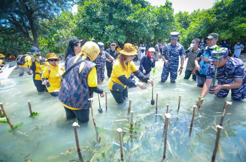  KBPP Polri Gandeng TNI AL, Gelar Bakti Sosial Pesisir di Pulau Payung