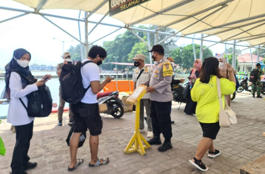  Polres Kep. Seribu Imbau Terapkan Prokes kepada 420 Penumpang Tiba di Dermaga Kedatangan Pulau Seribu