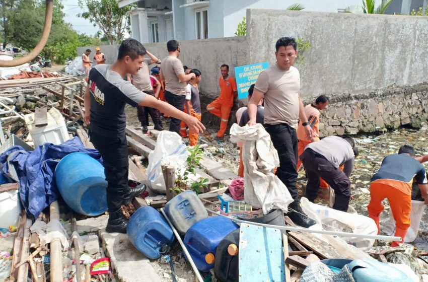  Bersama Masyarakat dan Dinas Kebersihan Setempat, Polres Kepulauan Seribu Bersihkan Sampah Di Pantai