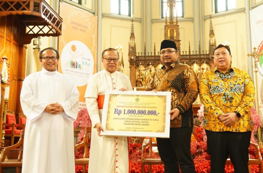  Gus Menag Serahkan Bantuan Rp1 Miliar untuk Gereja Katedral