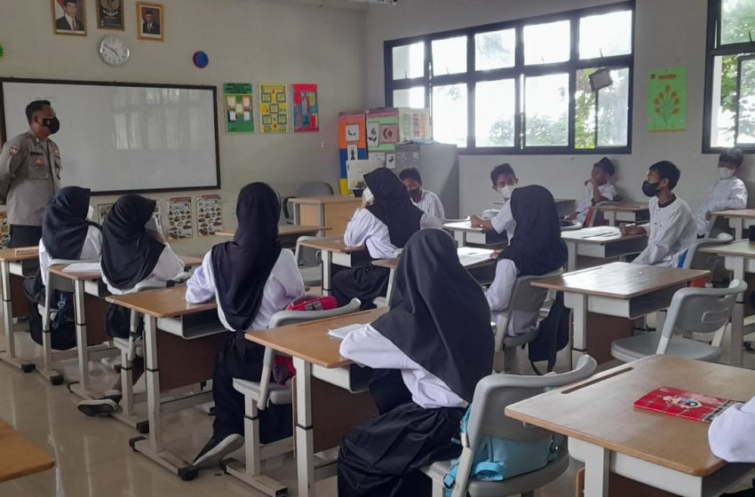  Police Goes to School, Bhabinkamtibmas Polres Kepulauan Seribu Sambangi SMPN Satu Atap Pulau Pari