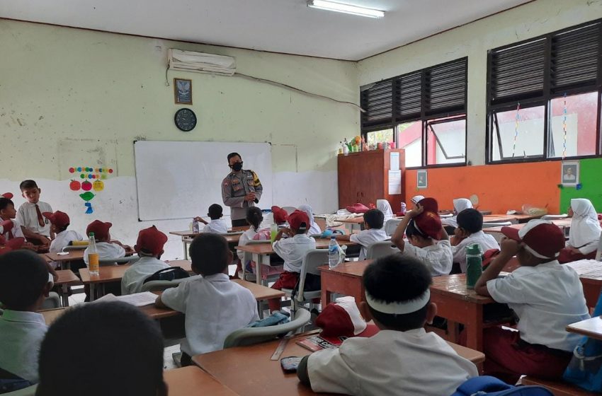  Bhabinkamtibmas Polres Kepulauan Seribu Laksanakan Police Goes to School di SDN 01 Pulau Lancang
