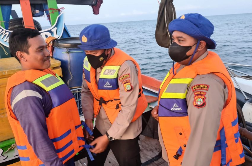  Patroli Perairan, Sat Polair Polres Kepulauan Seribu Berikan Bantuan Life Jacket