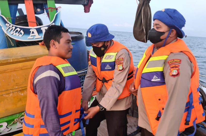  Sambang Kapal Nelayan, Sat Polair Polres Kep. Seribu Berikan Life Jacket dan Imbauan Keselamatan Berlayar