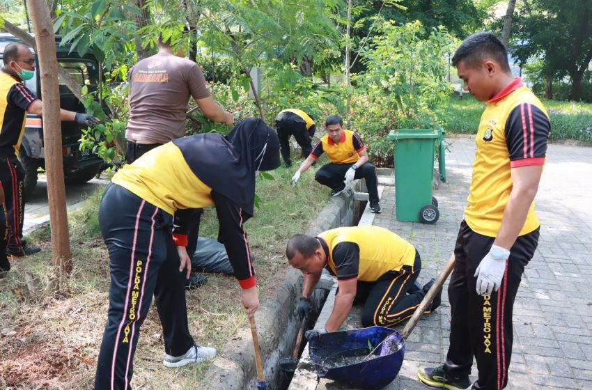  Kapolres Kepulauan Seribu Pimpin Langsung Giat Jum’at Bersih