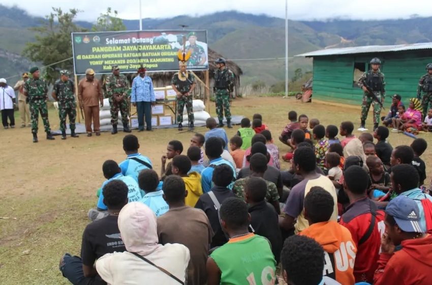  Pangdam Jaya Berikan Sembako Kepada Masyarakat di Kab. Lanny Jaya Papua