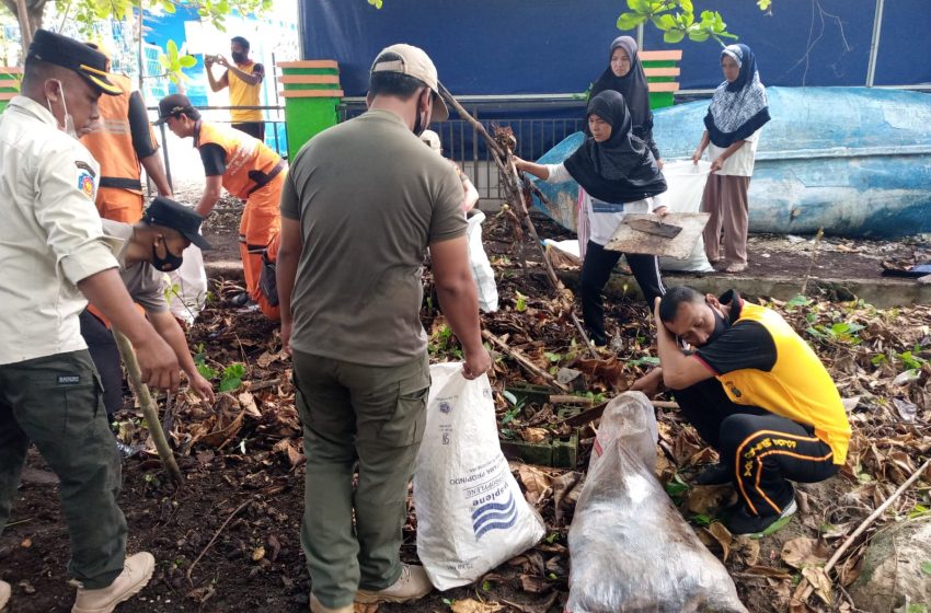  Kanit Binmas Polsek Kepulauan Seribu Selatan Pimpin Giat Jumat Bersih