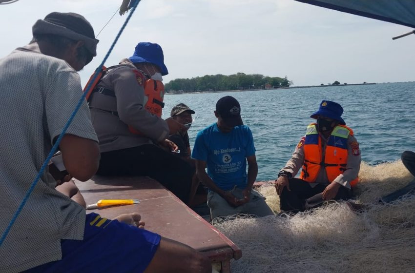  Patroli Perairan Sat Polair Polres Kepulauan Seribu Sambangi Para Nelayan