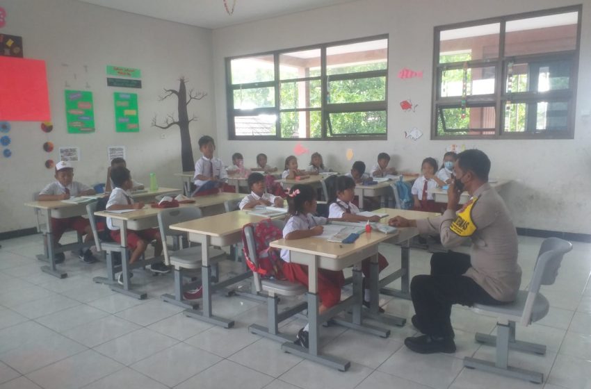  Police Goes to School, Bhabinkamtibmas Pulau Panggang Berikan Percikan Motovasi pada para Pelajar