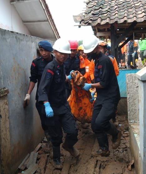  Hujan Rintik Sejak Pagi Tak Halangi Evakuasi 5 Korban Gempa Cianjur