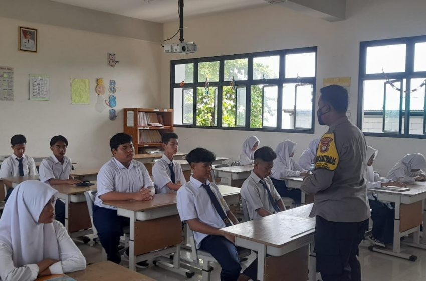  Bhabinkamtibmas Pulau Pari Jadikan Police Goes to School untuk Berikan Motivasi pada Pelajar