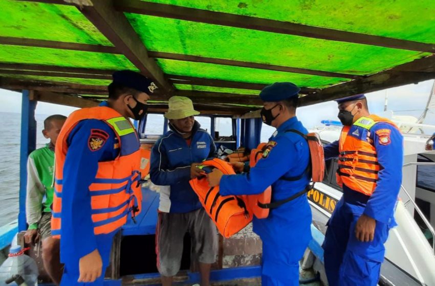  Bantu Life Jacket, Bentuk Kepedulian Sat Polair Polres Kepulauan Seribu Kepada Nelayan