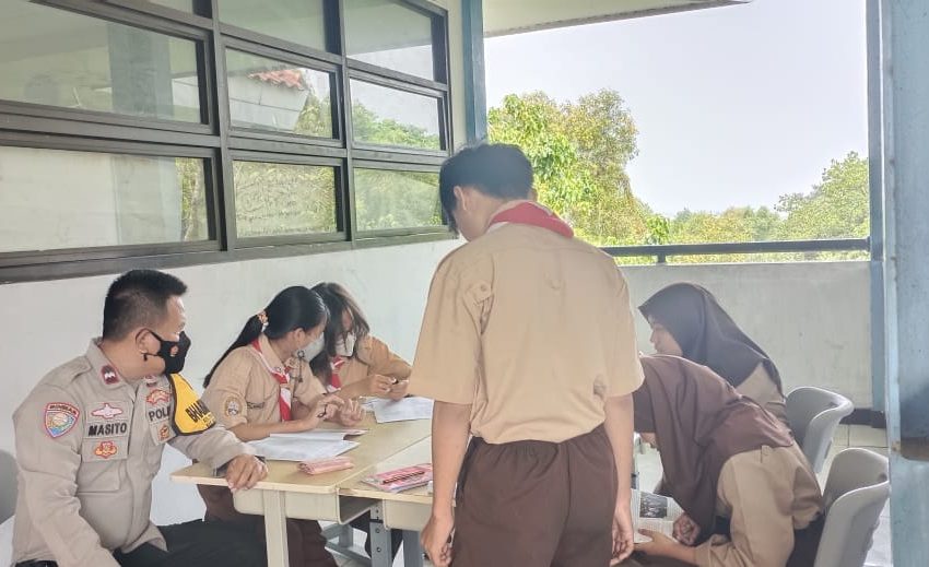  Bhabinkamtibmas Polres Kepulauan Seribu Himbau Pelajar Bijak Bersosial Media