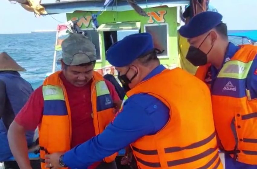  Berikan Life Jacket, Bentuk Kepedulian Sat Polair Polres Kepulauan Seribu Kepada Nelayan
