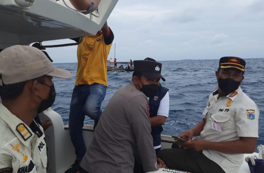  Kapal Karam di Perairan Pulau Payung, Tim Gabungan Polres Kep. Seribu Respon Cepat Lakukan Evakuasi