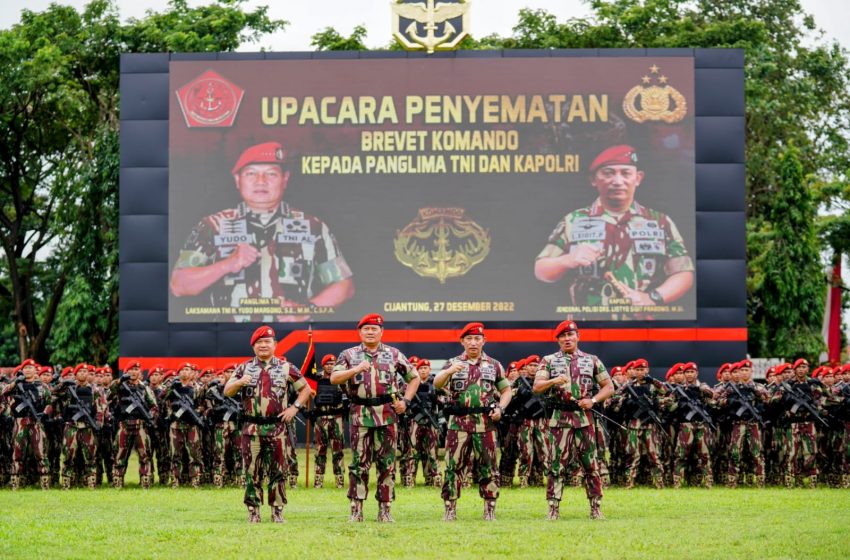  Disematkan Baret Merah Kopassus, Kapolri: Jangan Ragukan Sinergisitas TNI-Polri Jaga NKRI