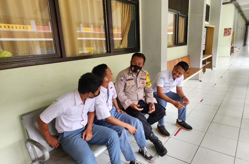  SMAN 69 Pulau Pramuka Kedatangan Pak Bhabin  Kegiatan Police Goes to School