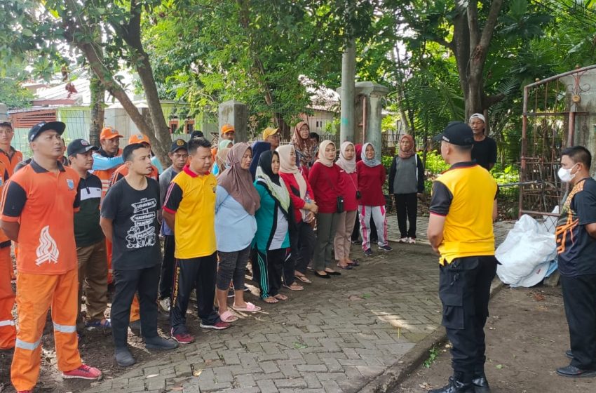 Kompak, Bhabinkamtibmas dan Lapisan Masyarakat Laksanakan Jumat Bersih di Pulau Untung Jawa