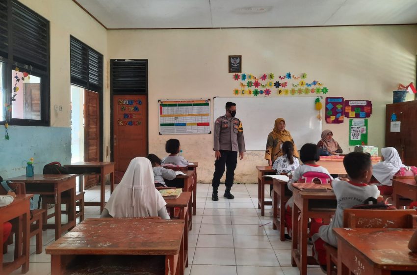  Police Goes to School, Bhabinkamtibmas Pulau Lancang Ajak Para Pelajar Rajin Belajar dan Hormati Guru