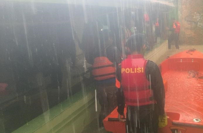 Hujan Deras di Jakarta, Personil Brimob PMJ Siaga di Beberapa Lokasi