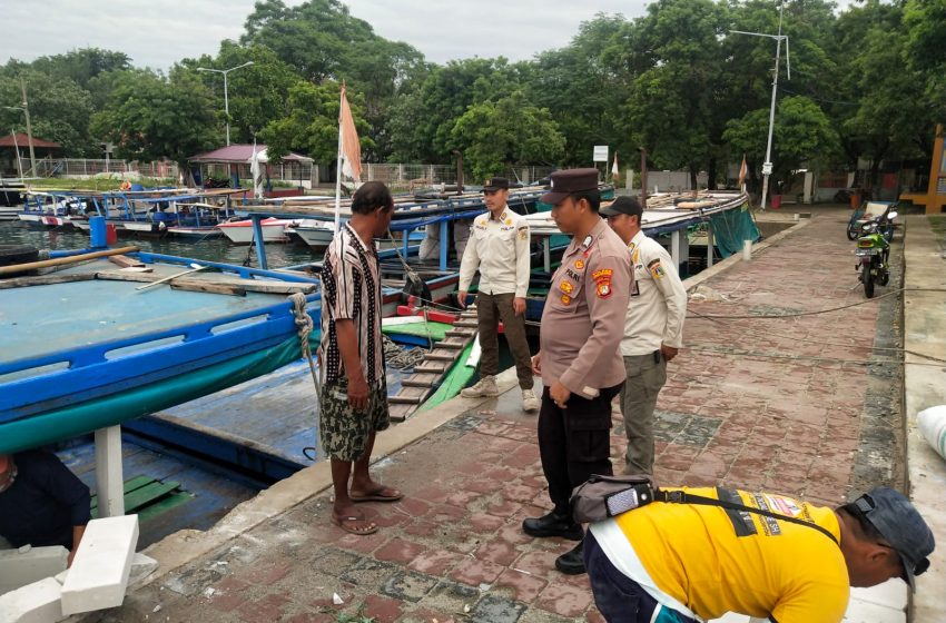 Bantuan Petugas Polisi di Dermaga Kepulauan Seribu Permudah Penumpang Turun Dari Kapal