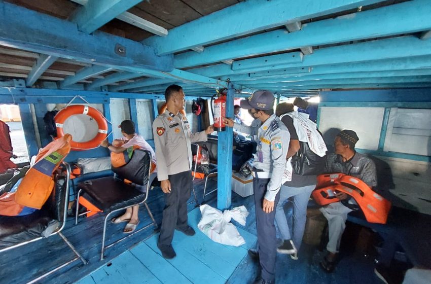  Polri Berikan Edukasi Keselamatan Berlayar Lewat Anggota Polsubsektor Pulau Panggang