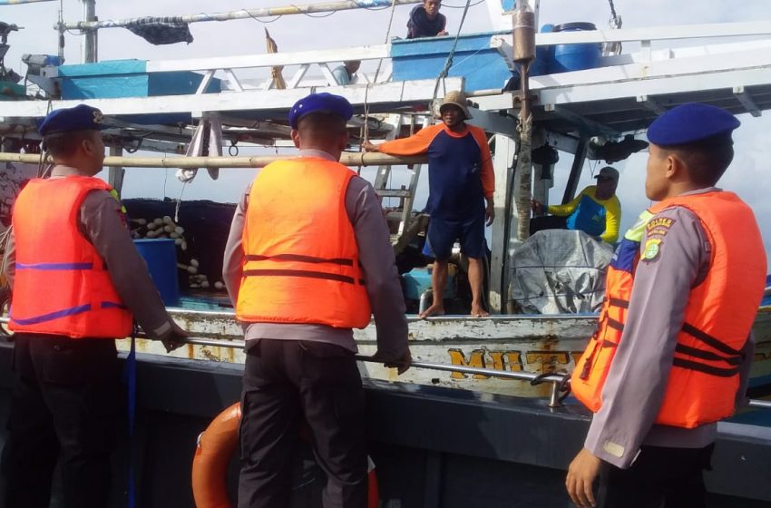  Patroli Sambang Sat Polair, Imbau Nelayan Waspada Perubahan Cuaca Tak Menentu