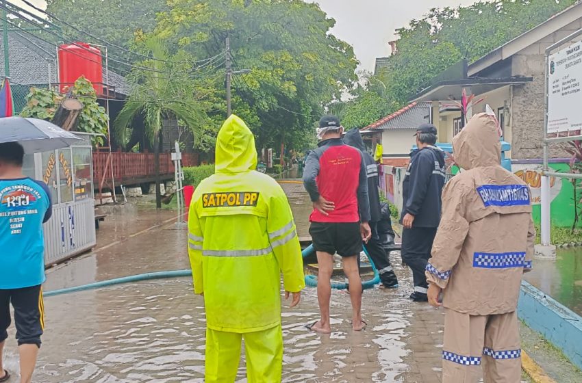  Kolaborasi Polri dan Pemerintah Kelurahan Atasi Banjir di Pulau Untung Jawa