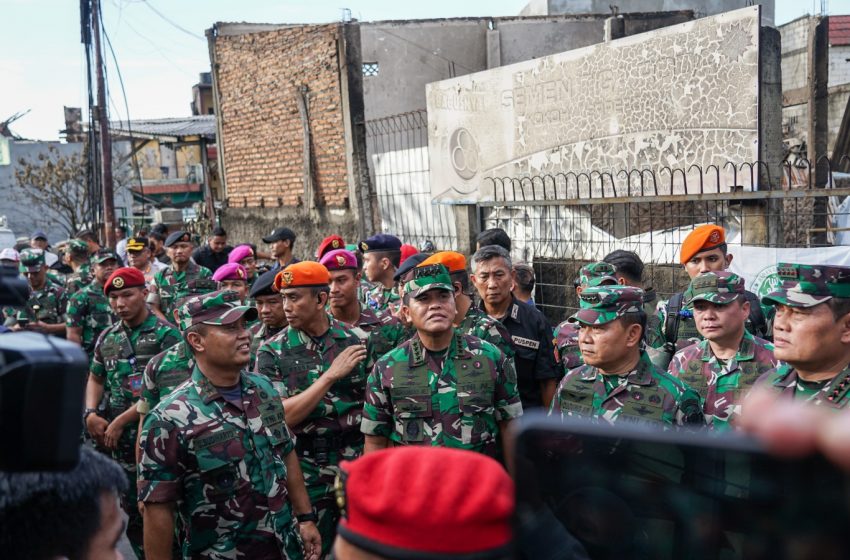  Panglima TNI Kunjungi Lokasi Kebakaran Depo Pertamina