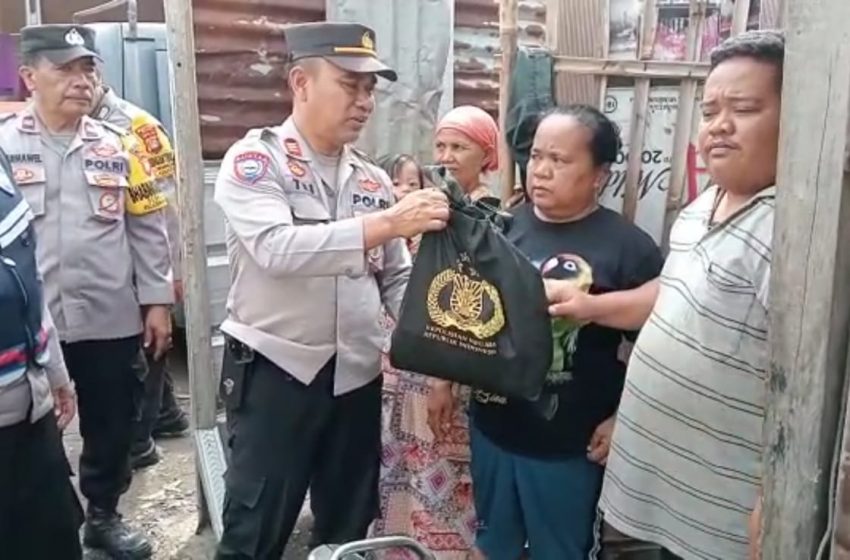  Polsek Cikbar Salurkan Sembako dari Kapolri di Kampung Bojong Koneng