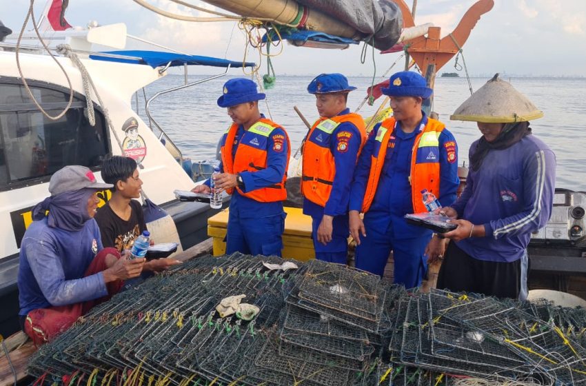  Satpolair Polres Kepulauan Seribu Bagi Takjil Gratis Kepada Nelayan